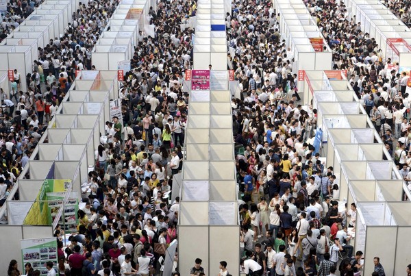 
Hàng ngàn người chen lấn trong Hội chợ việc làm tại thành phố Trùng Khánh.
