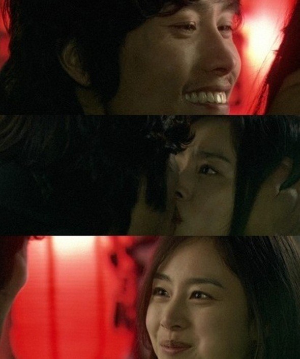 
7. Nụ hôn kẹo ngọt trong Iris: Trong ngày White Day, Hyun Joon (Lee Byung Hoon) không có quà tặng Seung Hee (Kim Tae Hee) khiến cô nàng rất buồn. Thấy thế, Hyun Joon đã tặng luôn viên kẹo mà anh đang ngậm trong miệng vào miệng của Seung Hee, tạo thành nụ hôn kẹo ngọt lãng mạn.

