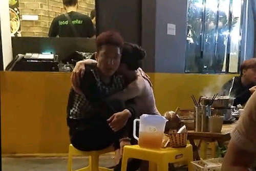 
Hình ảnh thân mật của Chí Nhân và Minh Hà tại quán ăn trên một con phố đêm Hà Nội
