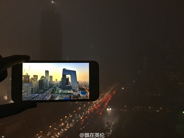 
Tòa nhà tổng bộ Đài truyền hình Trung ương Trung Quốc gần như biến mất trong màn khói bụi.

