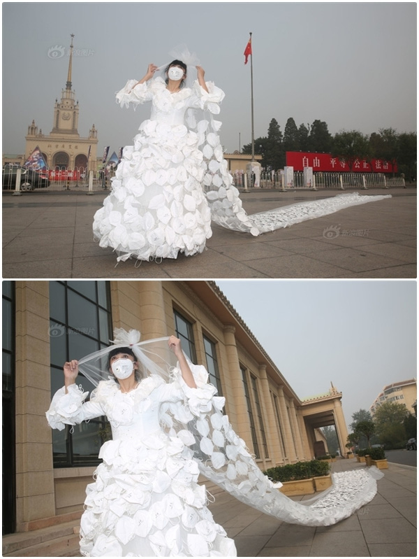 
Một cô gái mặc chiếc váy cô dâu được trang trí bởi 999 chiếc khẩu trang để tuyên truyền về ý thức bảo vệ môi trường.
