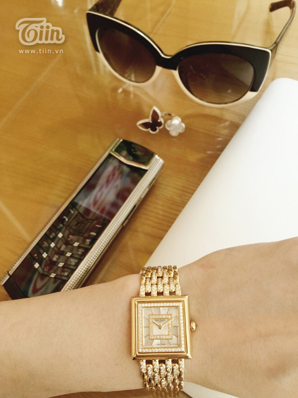 Set đồng hồ Patek philippe+Vertu phone+Vancleef ring+Louis vuitton sunglasses trị giá hơn 1 tỷ.
