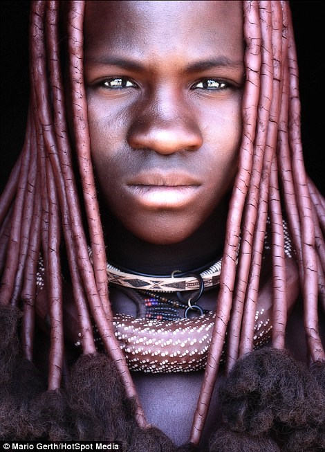 
Một chiến binh của bộ lạc Himba. Phụ nữ bộ lạc này có phong cách thời trang rất tỉ mỉ, thay đổi theo tình trạng hôn nhân và độ tuổi. (Nguồn: Dailymail)

