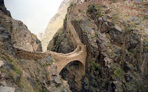 Cầu Shaharah được xây dựng từ thế kỷ 17, dài 20m, được treo trên một hẻm núi. (ảnh: Reddit.com).