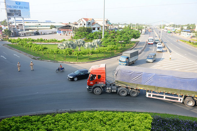 Cảnh sát giao thông chốt chặn không cho xe có tải trọng trên 5 tấn vào quốc lộ 1A vào giờ cao điểm đoạn từ nút giao Bình Thuận, H.Bình Chánh, TP.HCM - Ảnh: Hữu Khoa