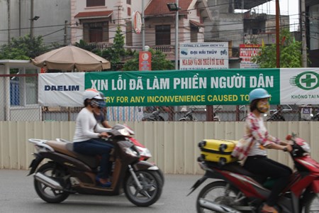 Anh: Ron nguoi “tu than khong trung” rinh nguoi di duong