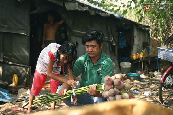 
Hôm nay, em không phải đạp xe đi bán vì có một mạnh thường quân đã vào đến tận nhà thăm hai cha con và mua hết số hoa sen em đã hái được.
