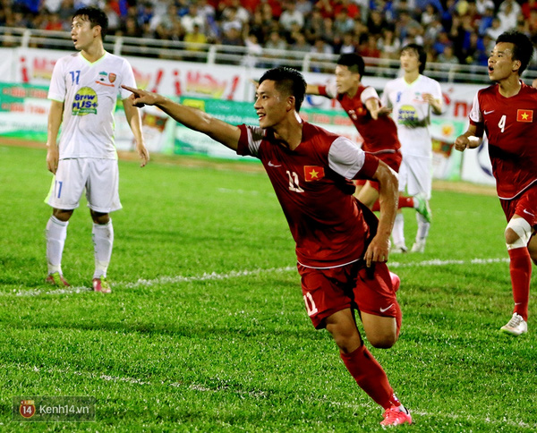 Trước khi hiệp 1 khép lại, Lâm Ti Phông thoát xuống đón đường kiến tạo của đồng đội rồi sút nối tung lưới thủ môn Minh Hoàng nâng tỷ số lên 2-1.