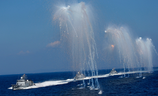 Đội hình 3 tàu tuần tra có trang bị tên lửa “Otaka”, Kumataka và Shirataka xuất hiện trong buổi Duyệt binh Hạm đội.