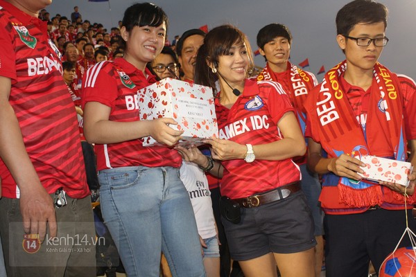 Ngộ nghĩnh hình ảnh cô bé dễ thương thi hát... karaoke trên khán đài V-League 11