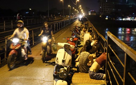 Nang nong ky luc, nguoi Ha Noi un un ra duong hong gio dem