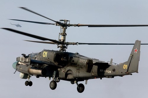 Ngoài ra, Ka-52 Alligator là dòng trực thăng đầu tiên trên thế giới được thiết kế có ghé phóng dù cho phi công.

Điểm khác biệt lớn tiếp theo tạo nên sự cơ động cho dòng trực thăng này chính là cánh quạt đồng trục và có thể gấp gọn bánh khi cất cánh.