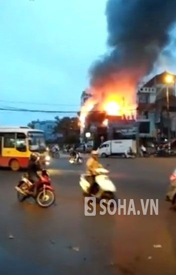 Toàn bộ quán cafe 3 tàng bị ngọn lửa bao trùm