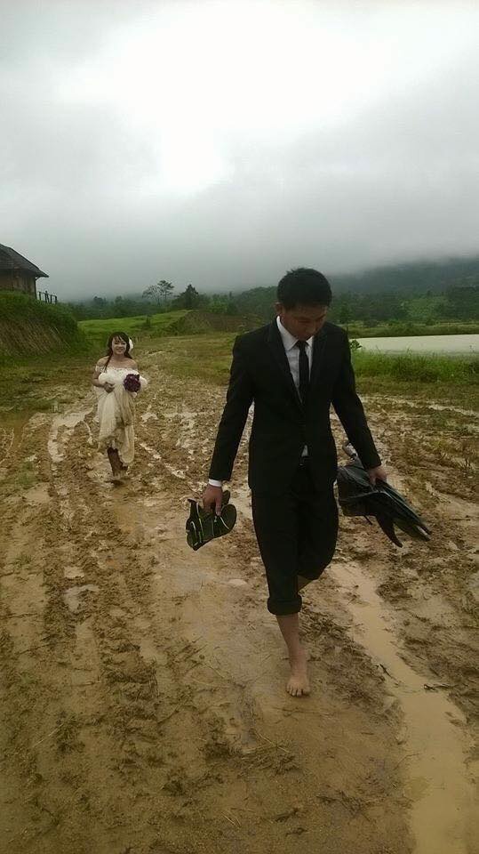 Cặp đôi cô dâu chú rể mặc lễ phục lội bùn được chia sẻ rất nhiều trên mạng xã hội.