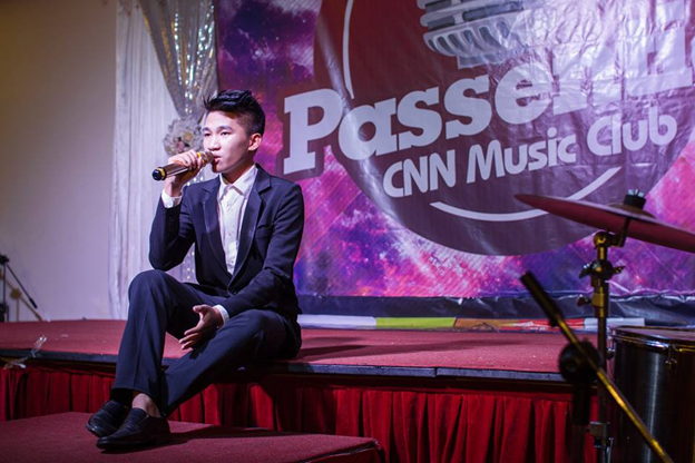 Chàng trai Hà Đình Huy đã cho người xem chất giọng rất đàn ông với ca khúc “Mùa yêu đầu”.