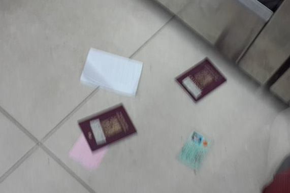 Hộ chiếu bị nhân viên hãng VietJet ném xuống đất (Nguồn: Fb Nghi Tue)