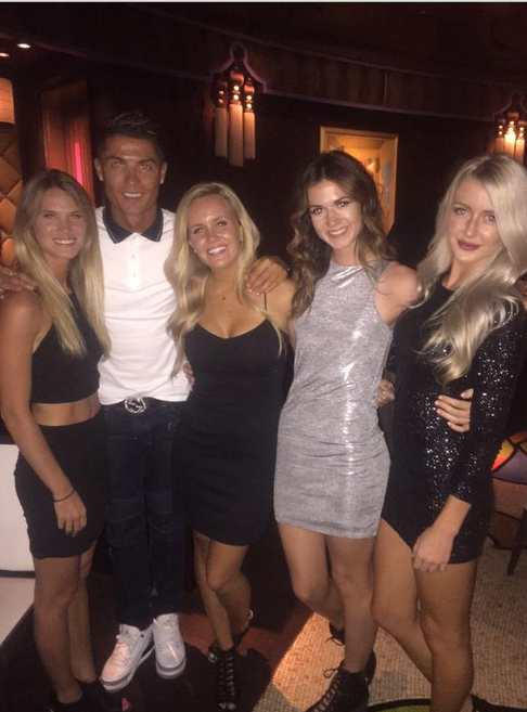 Ronaldo đi ăn cùng những người bạn của cô gái