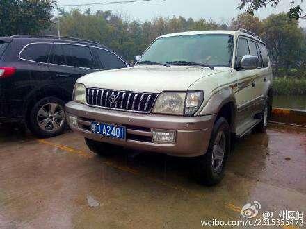 Chiếc xe Toyota được cho là thuộc công an Quảng Châu bị chú Âu tố trên Weibo ngay buổi sáng 26/3 - ngày ông bị bắt khi mua dâm.