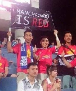 Băng rôn &quot;Manchester is red&quot; được giơ trên khán đài.