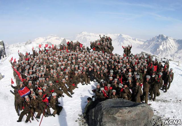 Ảnh toàn cảnh lãnh đạo Triều Tiên Kim Jong Un và các binh sĩ quân đội trên núi Peakdu do KCNA công bố.