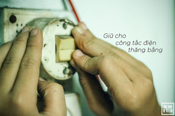 
Tại sao mấy cái công tắc cứ một là phải làm đèn bật lên, hai là phải làm đèn tắt đi nhỉ? Ghét kinh khủng. Nghĩ đi nghĩ lại, tớ bèn liều lấy tay giữ thật khéo léo sao cho công tắc điện được thăng bằng, không nghiêng hẳn về bên này, cũng không ngã nhào về bên còn lại xem điều gì xảy ra. Kết quả là chẳng có chuyện gì xảy ra cả...
