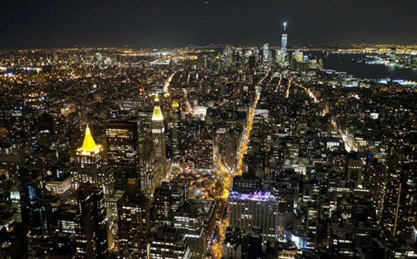 Manhattan, New York sáng rực rỡ vào ban đêm khi nhìn từ Đài quan sát của tòa nhà Empire State.