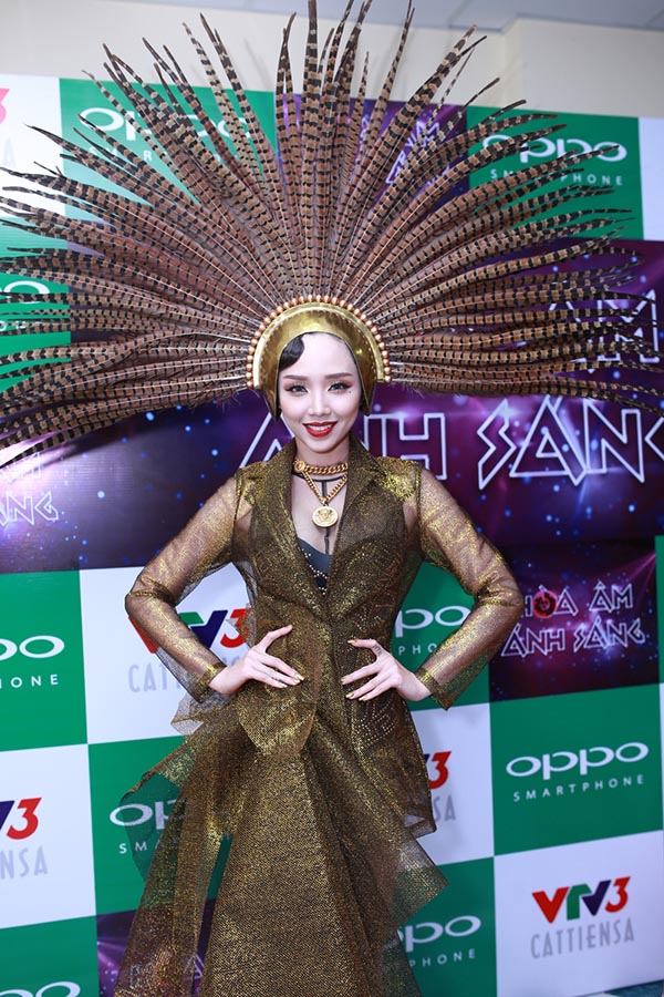 Trong liveshow 4 Hoà âm ánh sáng, Tóc Tiên hoá thân thành hình ảnh nữ thần để biểu diễn ca khúc Ngày mai của nhạc sĩ Lưu Thiên Hương.
