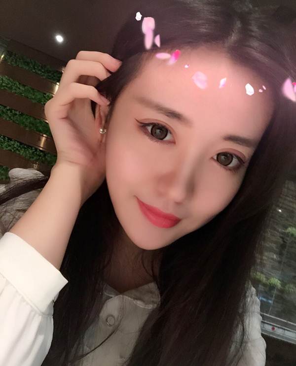 Những hình ảnh xinh đẹp của Zoe Yao trong bộ đồng phục tiếp viên hàng không và trong trang phục đời thường được các trang báo mạng đăng tải khiến cô nàng bỗng dưng nổi tiếng, được nhiều người biết đến.