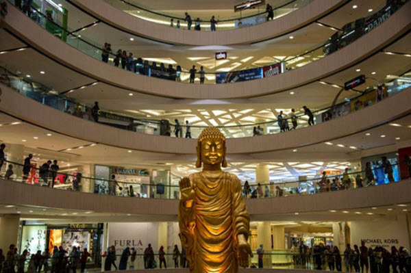 Bức tượng Phật cao chót vót đứng giữa một trung tâm mua sắm sầm uất ở Surabaya, Java, Indonesia để mừng ngày Phật đản.