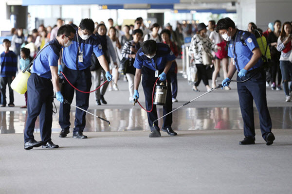 Các nhân viên phun dung dịch sát khuẩn tại sân bay quốc tế Incheon, Hàn Quốc trong bối cảnh nước này đang lo ngại trước sự bùng phát của hội chứng hô hấp Trung Đông (Mers) sau trường hợp 2 người tử vong do nhiễm virus Mers.