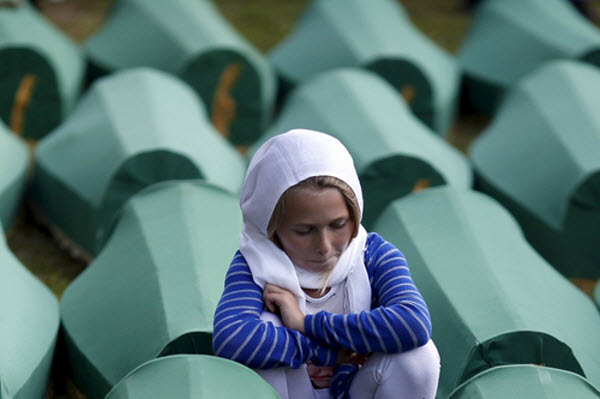 Một cô bé khóc bên quan tài người thân là nạn nhân của vụ thảm sát Srebrenica năm 1995 tại Bosnia và Herzegovina.