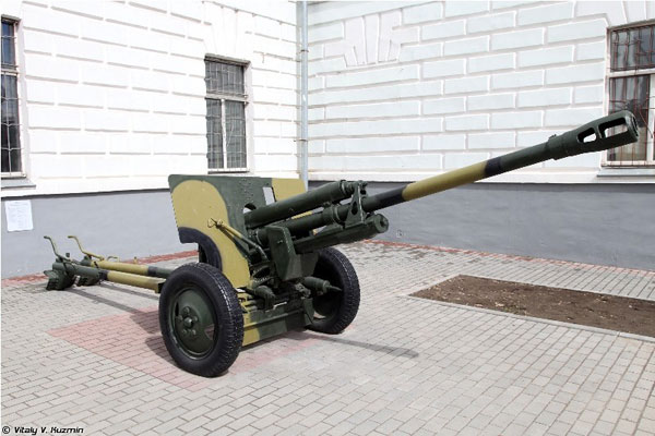Pháo chống tăng kéo xe ZIS-3 phát triển nâng cấp từ ZIS-2 và được đưa vào sử dụng từ năm 1942. Những năm Chiến tranh Lạnh, vũ khí này tiếp tục được sử dụng rộng rãi trong quân đội Liên Xô và một số nước trên thế giới.