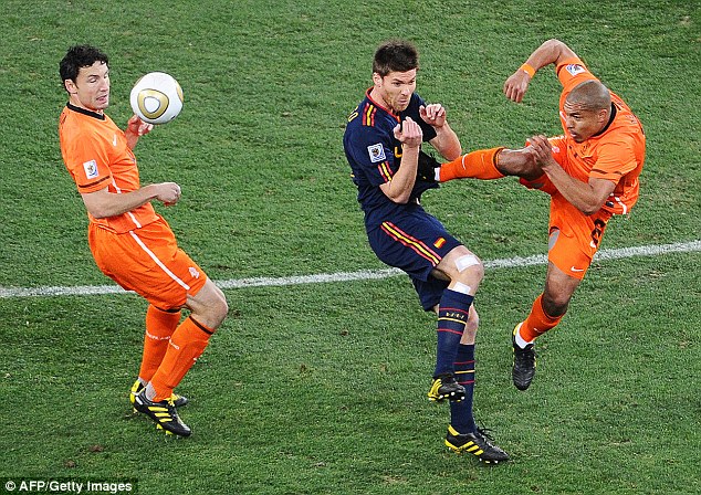 De Jong có lối chơi rất thô bạo, từng đạp thẳng vào ngực Xabi Alonso ở trận Chung kết World Cup 2010.