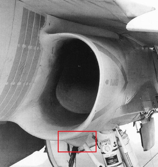 Phía dưới của hút khí, được khoanh đỏ là ăng ten cảnh báo bị radar khóa AN/ALR-67