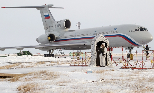 Một máy bay chở khách Tu-154 đang đậu tại sân bay