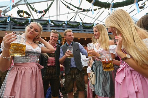 Lễ hội bia Oktoberfest bắt đầu được tổ chức từ cách đây 205 năm và năm nay là lần thứ 182 lễ hội được tổ chức.
