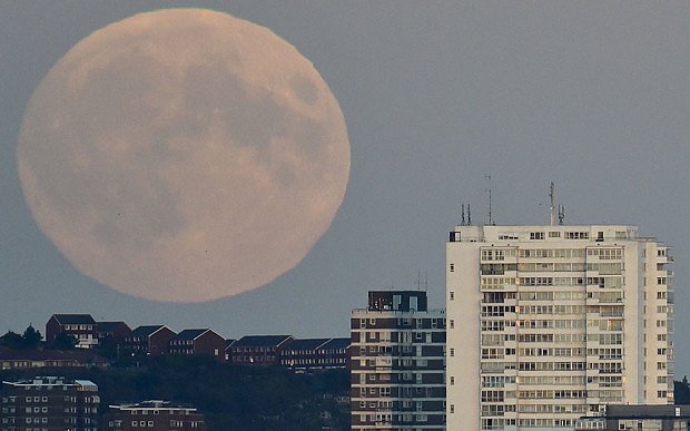 Mặt trăng trông lớn hơn 14% so với bình thường tại Brighton, Anh.