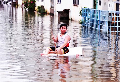 Trước đó, vào ngày 8, 9 và ngày 15.9 khu vực này trở thành “ốc đảo” do nước ngập và ngâm nhiều ngày, cuộc sống người dân bị đảo lộn