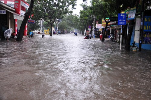 Trong chiều nay, cơn mưa cũng gây ngập nặng trên đường Nguyễn Văn Quá.