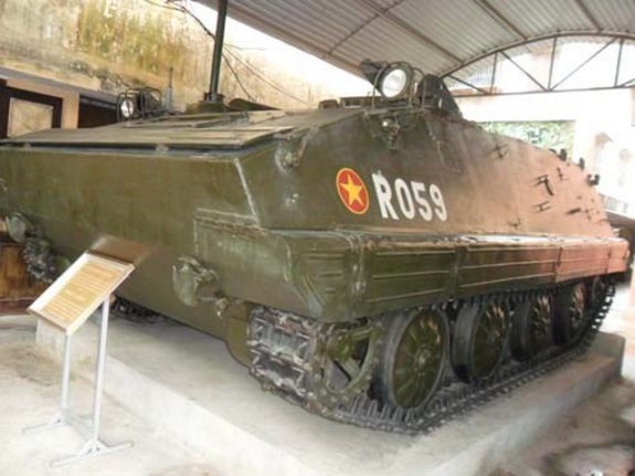 
Xe thiết giáp Type 63 lắp bánh tỳ và xích xe tăng PT-76. Ảnh: Quân đội nhân dân

