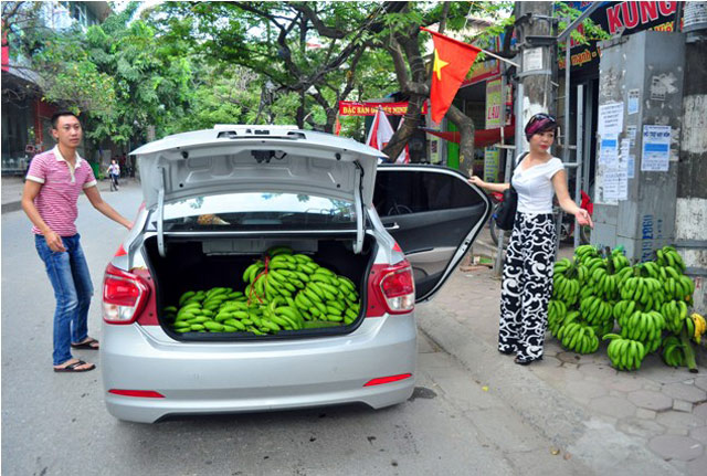 
Nhiều người mua chuối với số lượng lớn phải thuê taxi chở về nhà.
