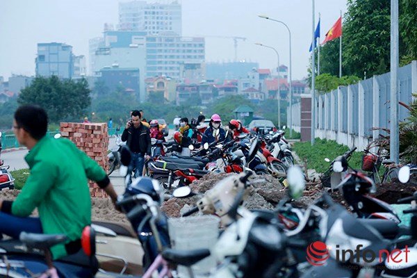 Đến chiều muộn ngày 29/11, vẫn còn rất nhiều người đứng ngoài thung lũng hoa ngó vào trong sự tiếc nuối.