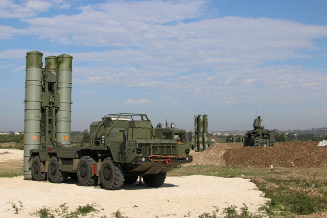 
Hệ thống tên lửa phòng không được cho là S-400 của Nga triển khai tại Syria.
