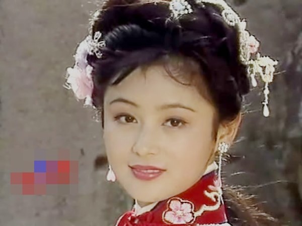 Trần Hồng là một trong những mỹ nhân cổ trang nổi bật của màn ảnh Hoa ngữ thập niên 1990. Ở tuổi 18, cô đã chinh phục cảm tình của đông đảo khán giả với vai Liên Thành trong bộ phim Liêu trai: Nga Mi nhất tiếu.