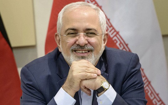 Nụ cười làm khuôn mặt Ngoại trưởng Iran Mohammad Javad Zarif thoải mái hẳn. Ảnh: AP