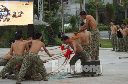 Dùng yết hầu bẻ cong cây giáo.