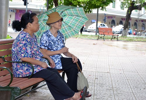 Bên Hồ Gươm nhiều cụ già tranh thủ tận hưởng không khí mát mẻ vào buổi sáng.