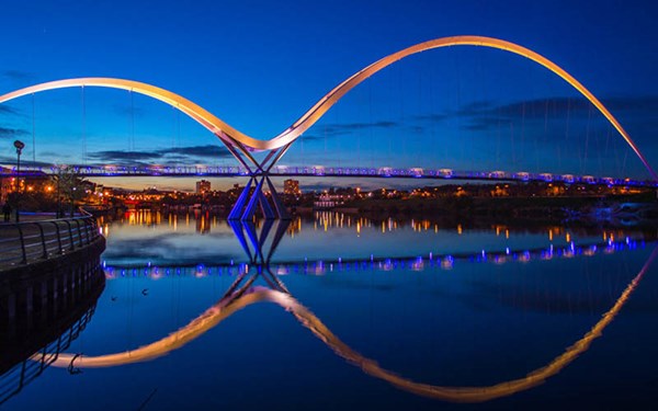 Cầu Infinity chỉ dành cho người đi bộ và đi xe đạp bắc qua sông Tees ở Đông Bắc nước Anh. Cây cầu có kiến trúc là biểu tượng của Vô cực trong toán học. (ảnh: Flickr).