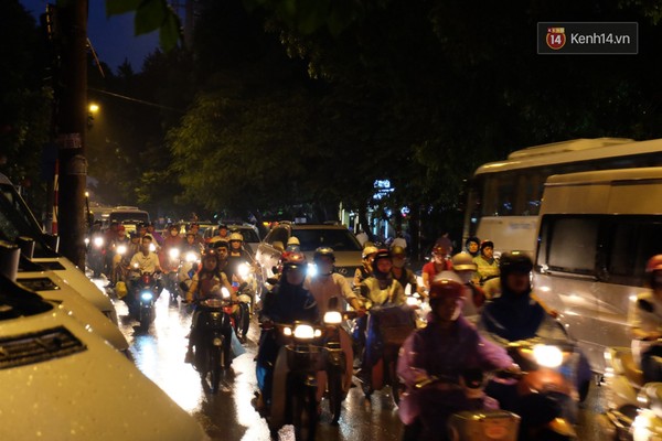 
18h30 tối, lượng phương tiện tham gia giao thông cũng rất đông, nhiều người tỏ ra mệt mỏi vì ở ngoài đường cả tiếng đồng hồ chưa về tới nhà.
