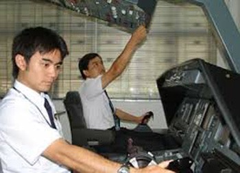 Học viên phi công của Trung tâm huấn luyện bay thực hành trên mô hình